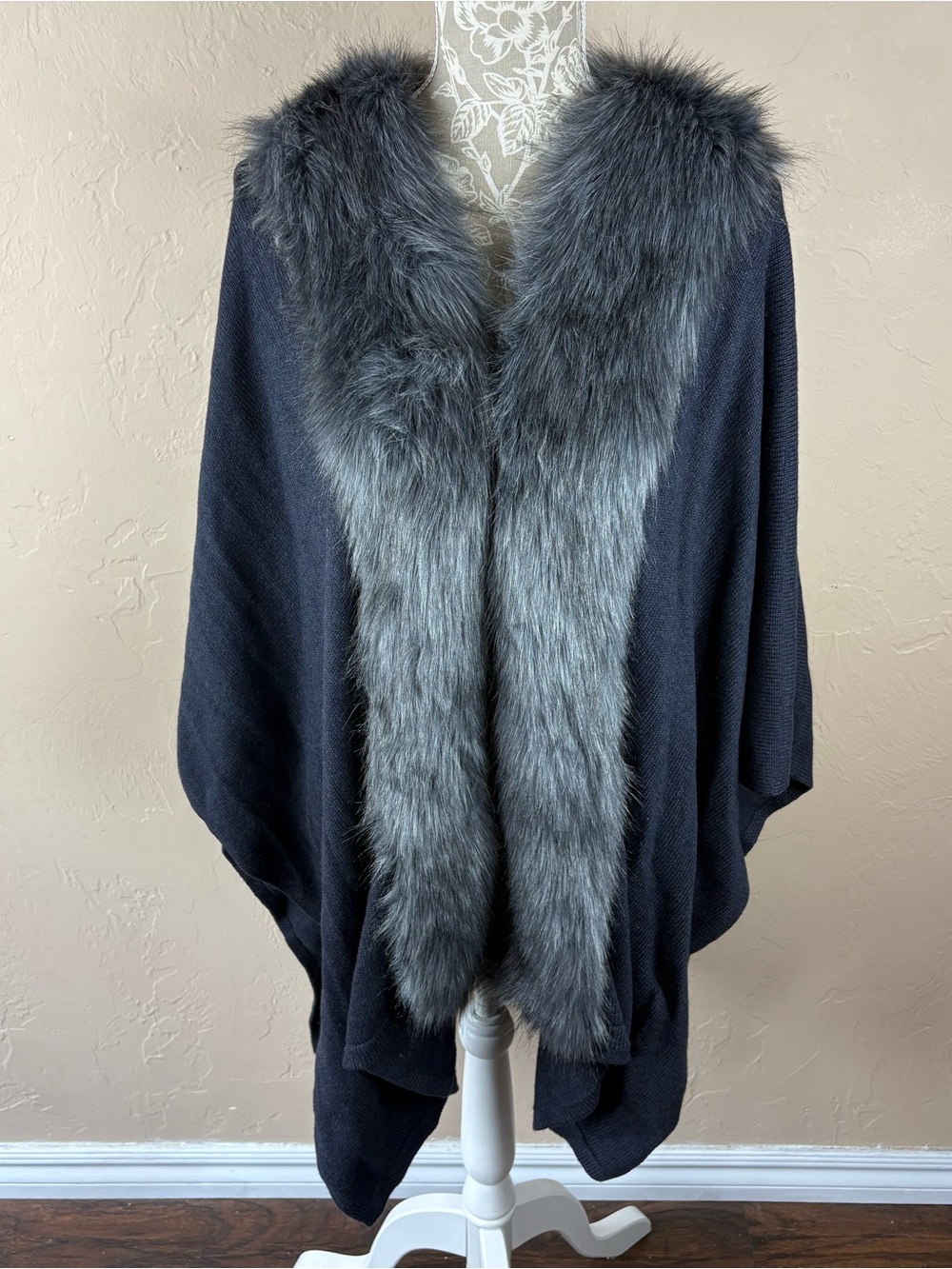 Chicos Navy Gray Faux Fur Trim Poncho Cape Sweater Women’s One Size